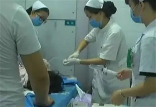 医生报警抢救孕妇 孕妇命悬一线,丈夫拒绝手术还大骂医生