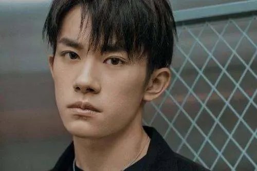 快板大爷吐槽易烊千玺青春期，此举究竟是为何？