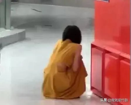 北京一女子在商场吃饭时被通知核酸检测阳性崩溃大哭值得同情吗?