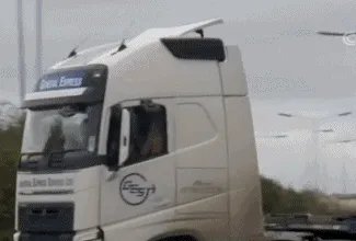 39人死亡货车里有中国人吗?其实不止一辆货车..