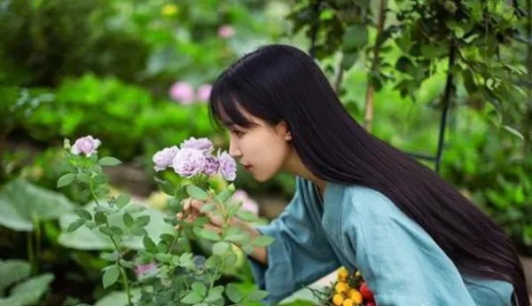 关于李子柒品牌螺蛳粉吃出刀片一事,她本人是咋回应的?