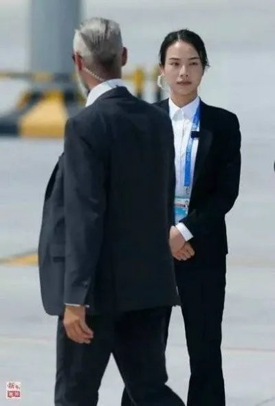 90后美女保镖走红 长相甜美身材傲人（图）