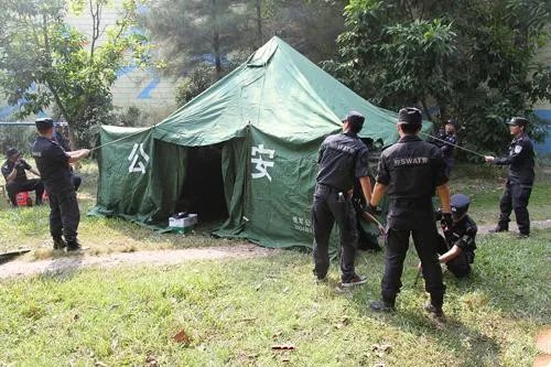 看看广州特警野外拉练吗?