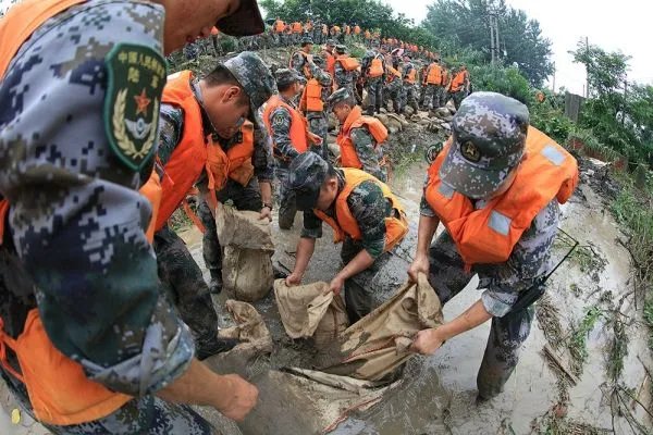 重庆武隆人行道垮塌行人掉入坑中,掉入塌陷坑如何求生?