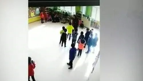 嚣张跋扈女教师教室踢幼儿 教育局下马看花为其主持公道