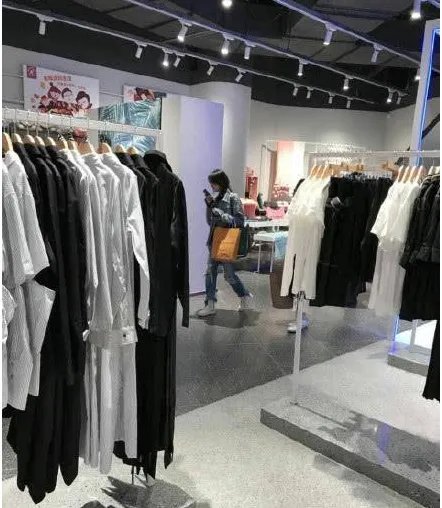 郑爽单独逛街扫货买了什么东西?