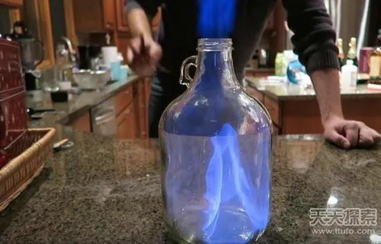 男子向烟瓶倒酒精 下一幕太神奇了