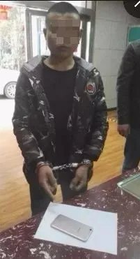 女子半夜惊醒发现床边站着两男人干什么的?