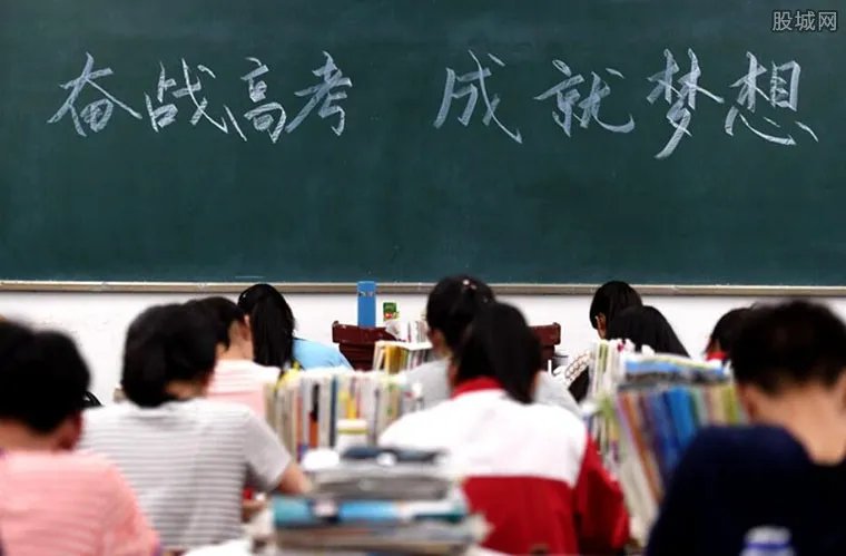 男生第一个奔出考场：985肯定有了 自信真的很重要