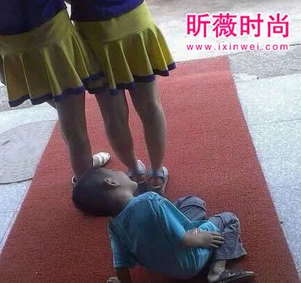 熊孩子欺负你姐干啥：欺负你姐是飞机场吗？