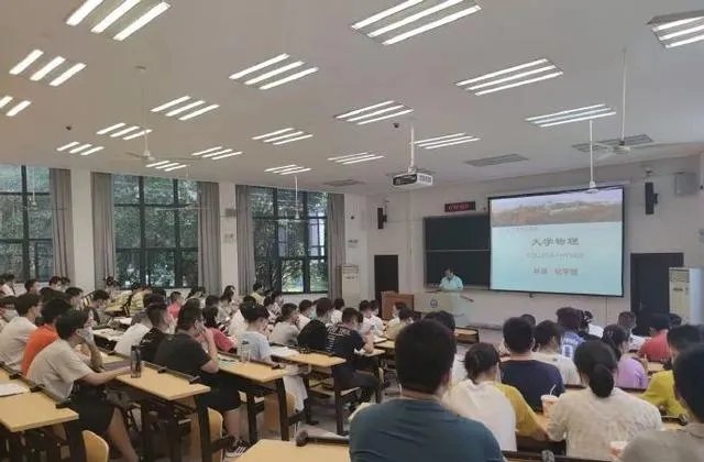 如何看待一批高校调整秋季教学时间这件事呢?