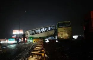科威特巴士相撞多少人伤亡?