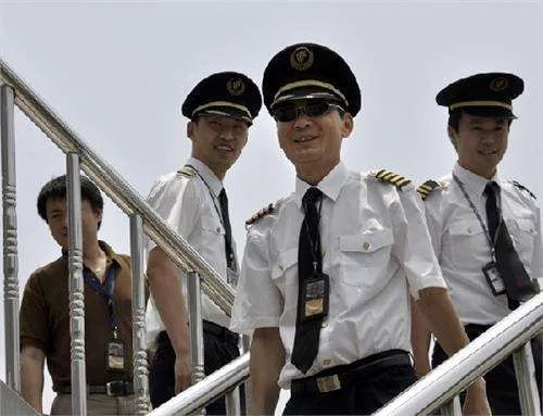 印度民航两飞行员驾驶舱内打架是真的吗？