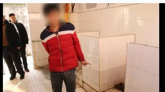 男子进女厕抢手机的理由是什么?