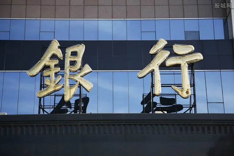 首笔负利率贷款 1万块还9950块你借吗？