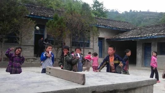敬一丹18年后重访贵州山村小学,当年的孩子们现在过的如何?