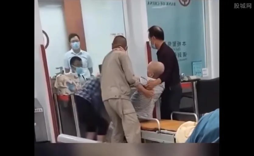 老人被抬进银行办业务?官方回应是有上门服务的