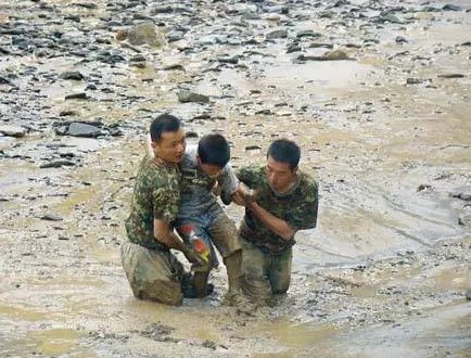 3小孩陷入淤泥地，陷入淤泥后应怎么做？