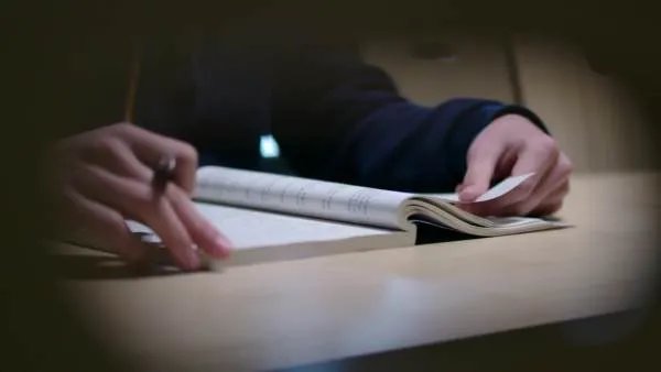 一位清华学霸为了看漫画学六国语言,这位学霸身上有哪些可贵的品质?