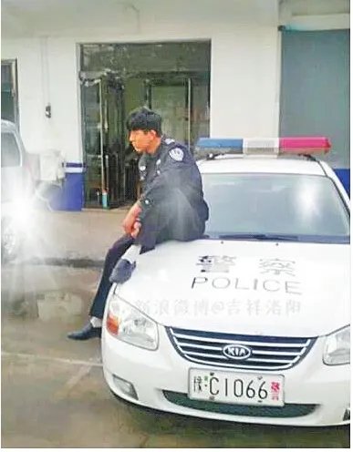 男子疑似持枪站警车顶玩自拍当地警方已介入调查是怎么回事?