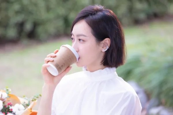 宋茜拍戏的时候是不是用力过猛把上衣撑开了?