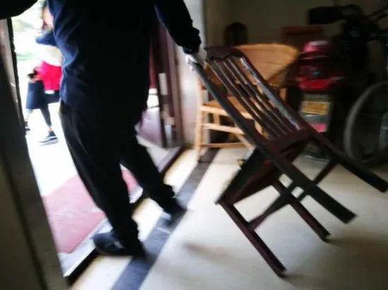 楼道烧纸怎么会使老人身亡的?