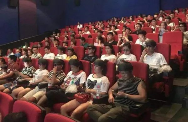 家长放任熊孩子观影踢坏银幕,给影院造成了多大损失?