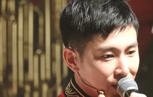 允浩呼喊钟铉因公演无法亲自送别吗?
