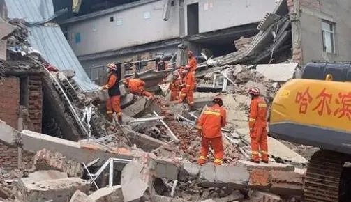 哈尔滨一仓库坍塌至少7人被困，事故原因是什么？