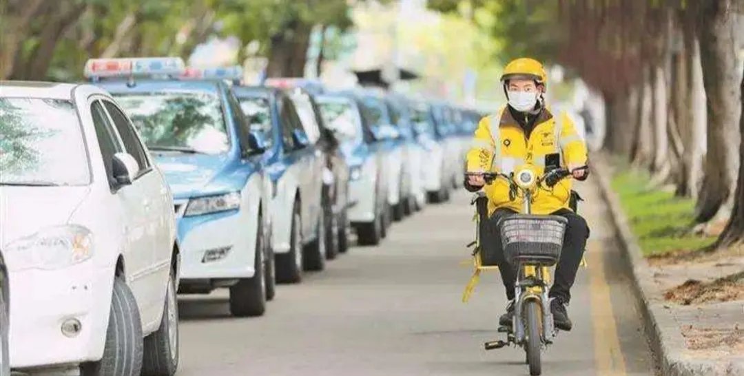 公寓电梯贴提示让快递走楼梯,快递小哥为什么不能坐电梯?