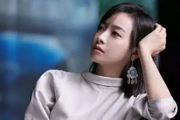 宋茜拍戏的时候是不是用力过猛把上衣撑开了?