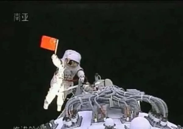 航天员进舱前向大家比心,你被他们的哪些举动感动到了?
