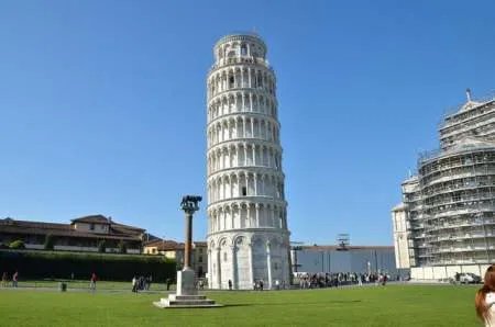 重庆百米大楼斜而不倒,世界上还有哪些倾斜大楼呢?