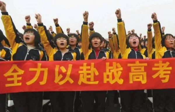 重庆一中学高三学生坐船赶考,他们为何要采用走水路的方式赶考?
