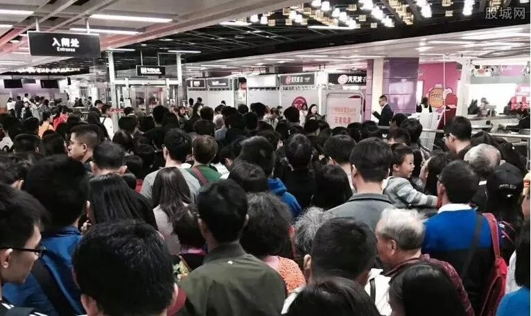 试乘挤爆地铁站 青岛“最美地铁”不用买票也能坐？