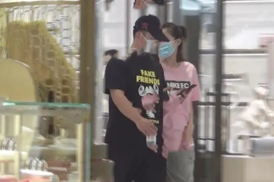 郑恺苗苗现身妇产医院 奉子成婚遭实锤?