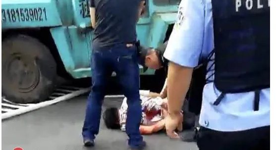 驾驶叉车疯狂撞人事件发生在哪里？