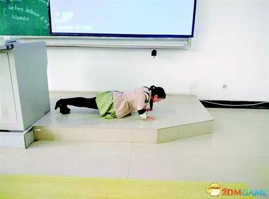 女教师迟到罚俯卧撑：以身作则从而为学生立规矩