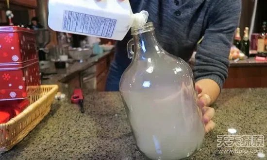 男子向烟瓶倒酒精 下一幕太神奇了