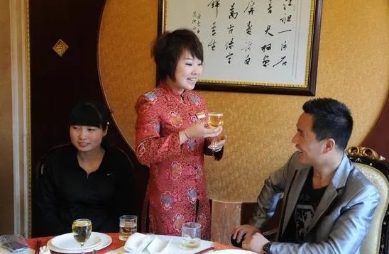 中保协就员工拒喝领导酒被打发声,工作后要不要喝酒?