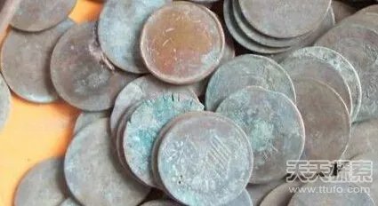 下水道内惊现棺材 打开轰动全城(组图)