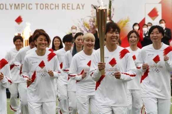 东京奥运会圣火传递过程中意外熄灭 吓坏女火炬手!