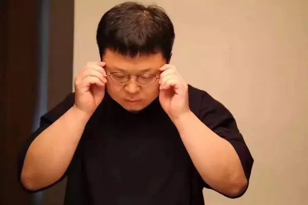 罗永浩决定做电商直播后，网上为何突然“一石激起千层浪”？