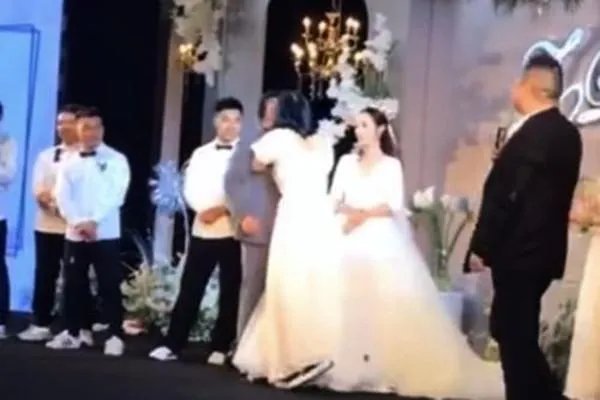 伴娘强吻新郎,震惊网友,为何新娘本人却表示无所谓?