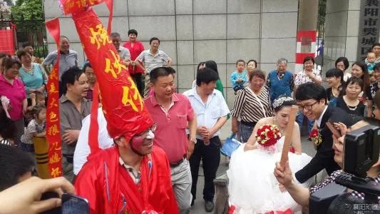 “公共强吻儿媳”声明:在表演,是睁眼说瞎话吗?