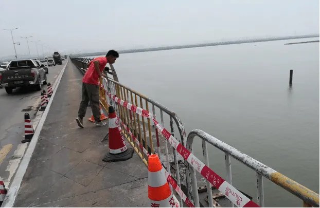 珠海大桥一货车侧翻坠海,原因是什么?