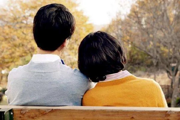 妻子雨中吃面丈夫身旁打伞,你老公为你做过最暖心的事情是什么?