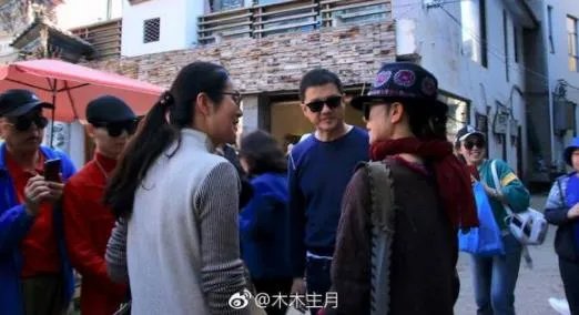 李亚鹏杨丽萍同框照片:偶遇一起开心畅聊(图)