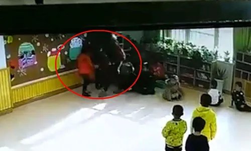嚣张跋扈女教师教室踢幼儿 教育局下马看花为其主持公道