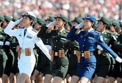 平均不满23岁女兵给导弹做体检,女孩的力量能有多强大?